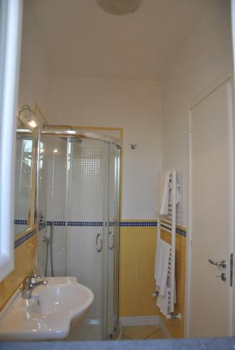 a bathroom with a glass shower and a sink at Villa la Dimora di Zoè in Forio d'Ischia