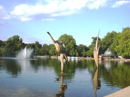 a sculpture of pelicans in a lake with a fountain at Boutique Home from Home in London