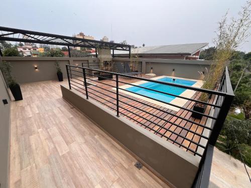 a balcony with a swimming pool on top of a house at Monoambiente con vista al rio in Posadas