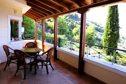 Balkón nebo terasa v ubytování Luxury villa with stunning seaviews and pool