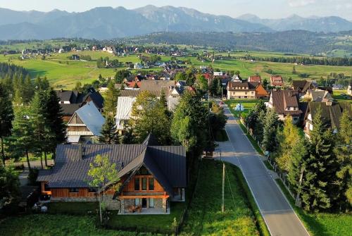 a small village with a road and mountains in the background at apartamenty 1006 m n p m in Bustryk
