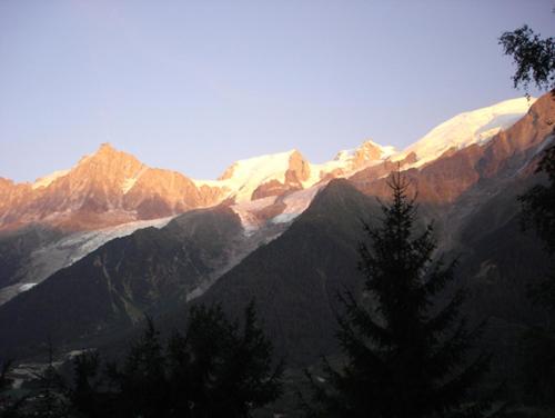 - une vue sur une montagne recouverte de neige dans l'établissement Résidence plein sud en vallée de Chamonix, aux Houches