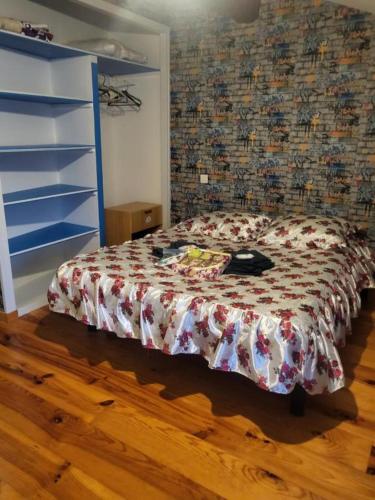 une chambre avec un lit avec une couette dessus dans l'établissement Chambres doubles, à Antugnac