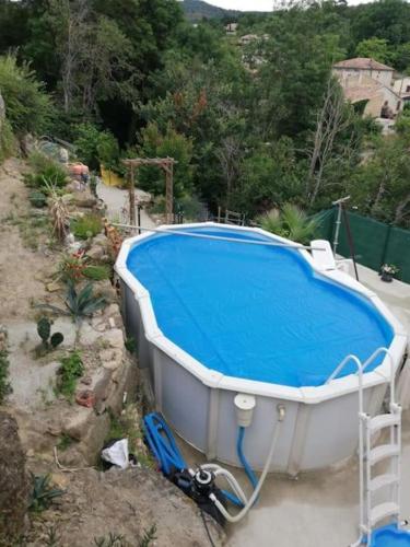 une grande baignoire avec de l'eau bleue dans l'établissement Chambres doubles, à Antugnac