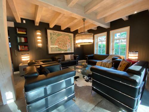Χώρος καθιστικού στο Ferienhaus Ilsenburg, luxuriöse Landhäuser mit Sauna und Kamin, mitten im Harz