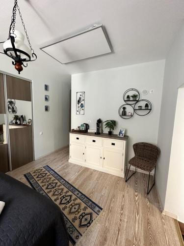 Un dormitorio con una cama, una mesa y una silla. en FLH - Blue Cat, en Sibiu