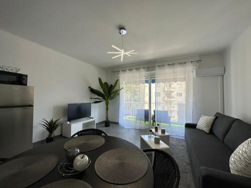 un salon avec un canapé et une table dans l'établissement Appartement cosy à 2 pas de la Croisette, à Cannes