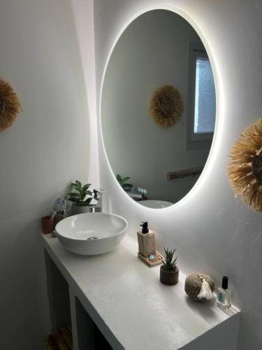 une salle de bain blanche avec un lavabo et un miroir dans l'établissement Grande Maison Apaisante proche Centre avec Parking, à LʼIsle-sur-la-Sorgue