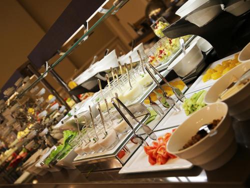 ホテルの敷地内または近くでの食事または食べ物