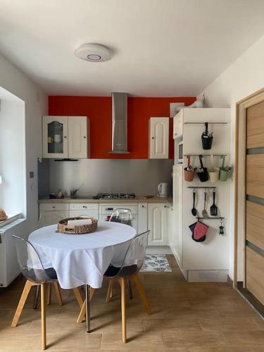 - une cuisine avec une table et un gâteau dans l'établissement Maison au bord de l'eau, à Saint-Brieuc