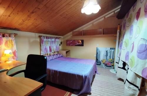Un dormitorio con una cama, un escritorio y una mesa. en Viviendas Uso Turisitico, Al BUHAR, en Torrejón del Rey
