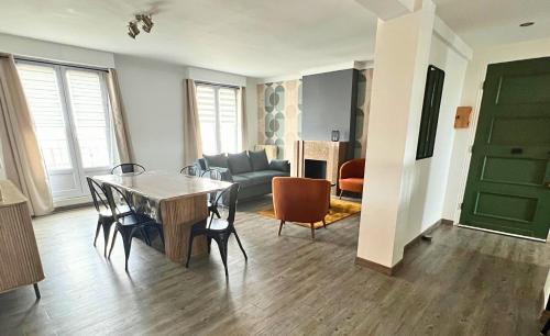 un salon avec une table et un canapé dans l'établissement Appart 2 Chambres - 6 pers Standing Hyper Centre, à Boulogne-sur-Mer