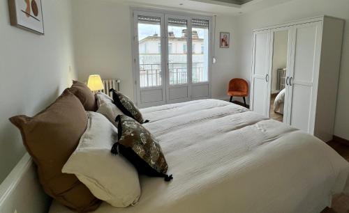 une chambre avec un grand lit avec des oreillers dans l'établissement Appart 2 Chambres - 6 pers Standing Hyper Centre, à Boulogne-sur-Mer