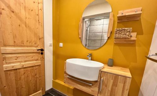 une salle de bain avec un lavabo et un miroir dans l'établissement Appart 2 Chambres - 6 pers Standing Hyper Centre, à Boulogne-sur-Mer