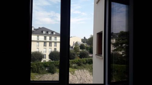 - une vue sur un bâtiment depuis une fenêtre dans l'établissement Studette moderne, cosy et équipée en plein cœur de Versailles!, à Versailles