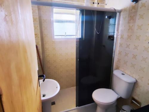 Ένα μπάνιο στο Apartamento inteiro em Peruíbe no centro, próx a praia