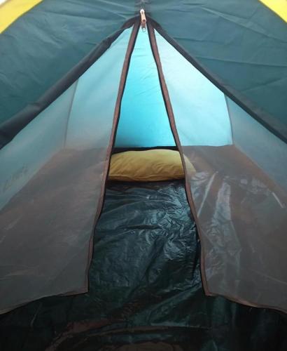 un gros plan d'une tente avec la porte ouverte dans l'établissement Night Beacon, à Chèvreville