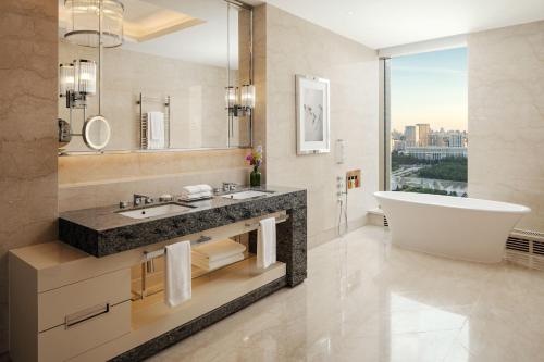 Koupelna v ubytování The Ritz-Carlton, Astana