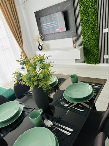 a dining room with green plates and a table at Adam Residence in Oradea