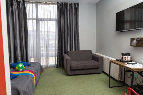 TV a/nebo společenská místnost v ubytování Emigrand Art Hotel