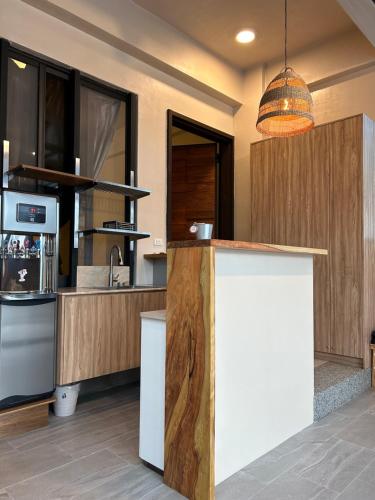 eine Küche mit einer Arbeitsplatte in einem Raum in der Unterkunft Xiaomu Inn in Taitung