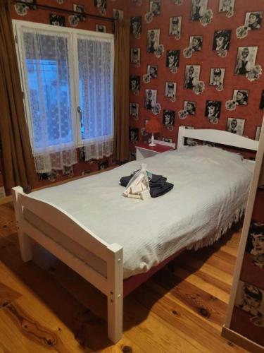 un lit blanc dans une chambre avec une fenêtre dans l'établissement chambre simple, à Antugnac