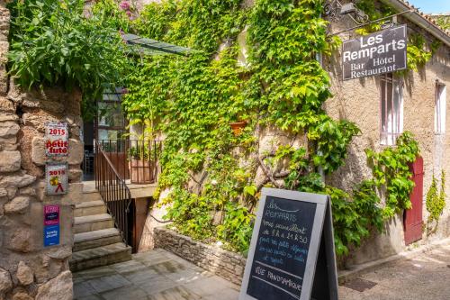 Gallery image of Hôtel Restaurant Les Remparts in Venasque