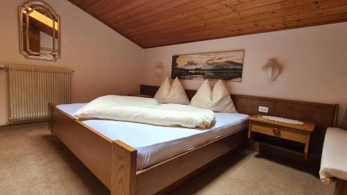 Una cama o camas en una habitación de Appartments Innerhofer