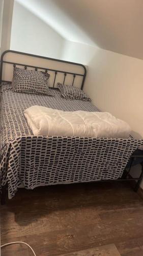 Ένα ή περισσότερα κρεβάτια σε δωμάτιο στο Appartement sur mezzanine