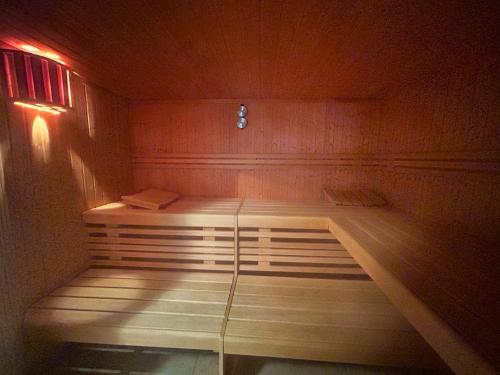 a small room with a bed in the corner at Kunst küsst Küste in Hohwacht