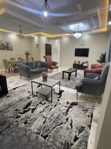 شقه لك بالكامل ثلاث غرف في الشيخ زايد