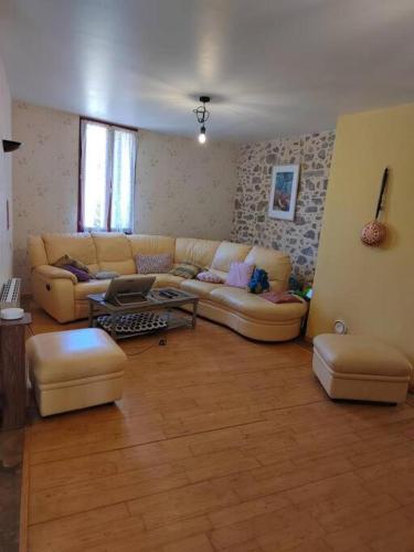 un salon avec un canapé et une table dans l'établissement chambre de service, à Antugnac