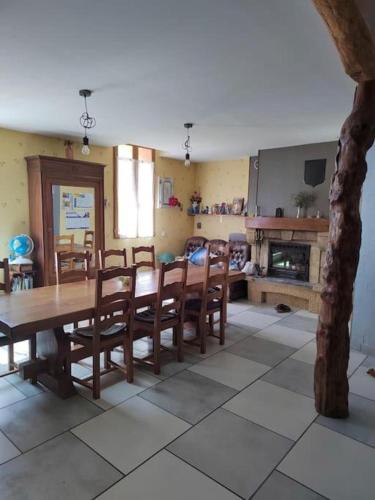 une salle à manger avec une table et des chaises et une cheminée dans l'établissement chambre de service, à Antugnac