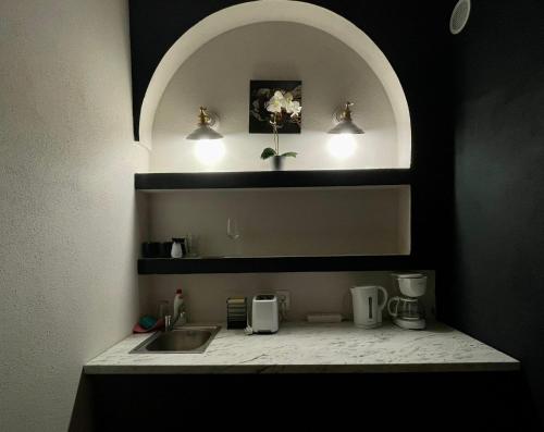 cocina con fregadero y encimera con 2 luces en Bridge View Studio, en Sibiu