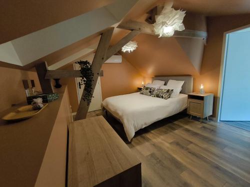 Katil atau katil-katil dalam bilik di Gîte du Puits Chauveau Spa Vignes Chateaux 8pers