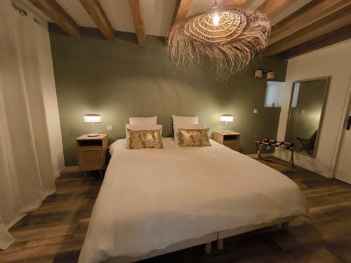 Katil atau katil-katil dalam bilik di Gîte du Puits Chauveau Spa Vignes Chateaux 8pers