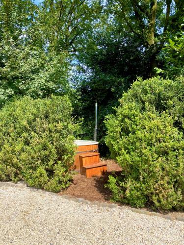 Ein Garten an der Unterkunft Zelfstandige Studio met Hottub
