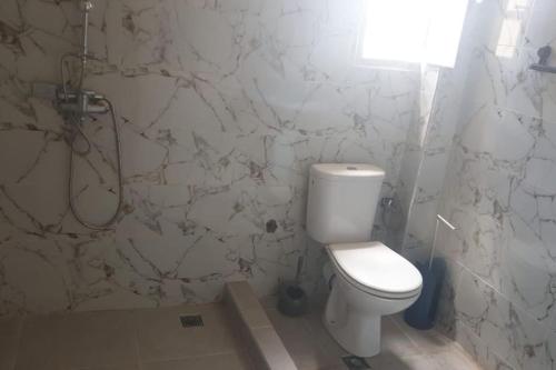 a bathroom with a toilet and a shower at Appartement villa Meknès in Meknès