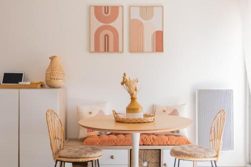 ein Esszimmer mit Tisch und Stühlen in der Unterkunft Appart proche plage, idéal et tranquille, parking privé - arrivée autonome - lit queen size in La Seyne-sur-Mer