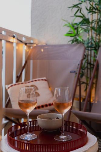 - deux verres de vin assis au-dessus d'une table dans l'établissement Appart proche plage, piscine, clim, parking privé - arrivée autonome - lit queen size, à La Seyne-sur-Mer