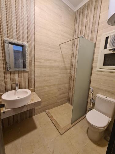 Koupelna v ubytování Garden 2BR in Nakhil Compound