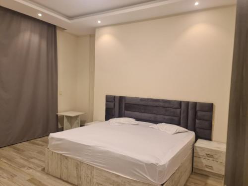 Postel nebo postele na pokoji v ubytování Garden 2BR in Nakhil Compound