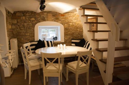a dining room with a table and chairs at Ilmhaus in Pförring