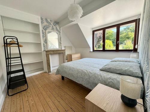 une chambre avec un lit et une échelle dedans dans l'établissement Le Cocon de Karine - maison Boulogne Sur Mer, à Saint-Martin-Boulogne