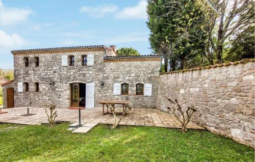 une maison en pierre avec une table de pique-nique dans la cour dans l'établissement 3 Bedroom Nice Home In Prayssas, à Prayssas