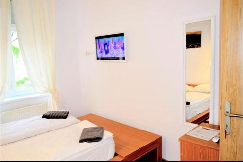 En eller flere senge i et værelse på Korsy Twin Apartments