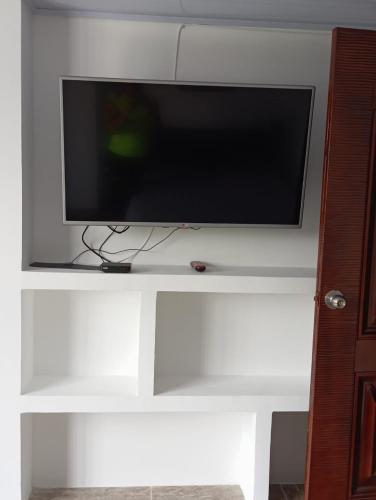 Hospedaje La Tebaidaにあるテレビまたはエンターテインメントセンター