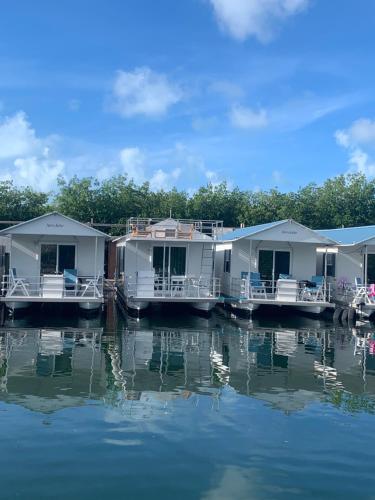 a row of modular homes on the water at Aqua Lodges At Hurricane Hole Marina in Key West
