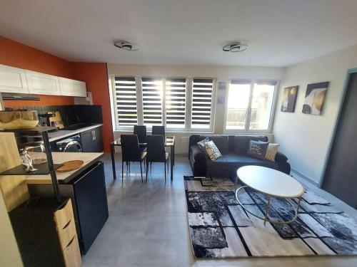 un salon avec un canapé et une table dans l'établissement El bahia 2 , appartement centre-ville, à Boulogne-sur-Mer