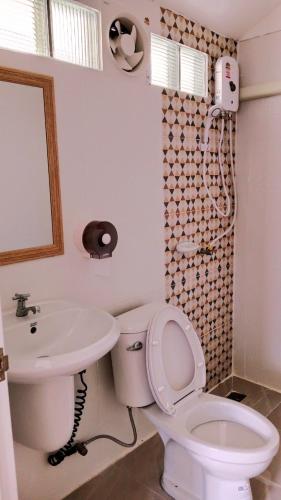 a bathroom with a toilet and a sink at บ้านชมดาวรีสอร์ทบึงโขงหลง in Ban Don Klang
